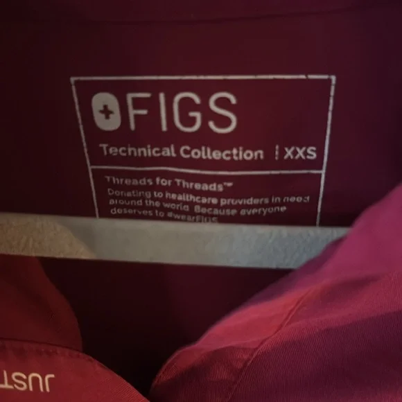 Figs Rafaela scrub top in Raspberry - Picture 2 of 5